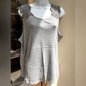 Ladies no name lace trimmed tank. EUC